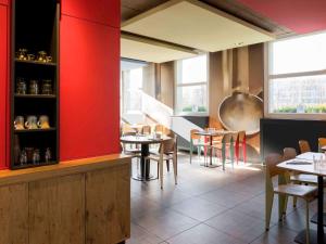 Uma área de estar em ibis Genève Aéroport