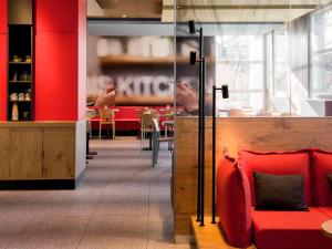 Uma área de estar em ibis Genève Aéroport