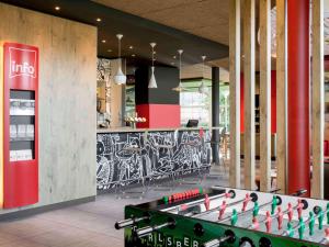 Um restaurante ou outro lugar para comer em ibis Genève Aéroport