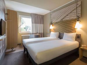 Cama ou camas em um quarto em ibis Genève Aéroport
