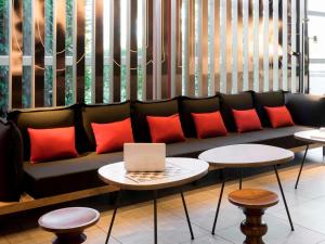 Uma área de estar em ibis Genève Aéroport
