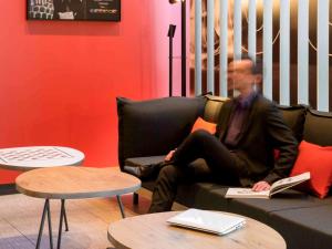 Uma área de estar em ibis Genève Aéroport