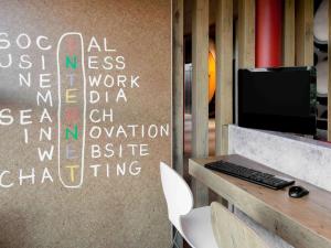 Uma TV ou centro de entretenimento em ibis Genève Aéroport