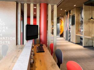 Uma TV ou centro de entretenimento em ibis Genève Aéroport