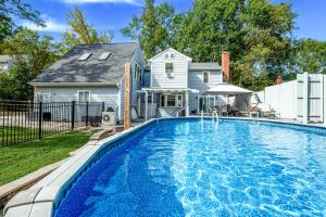 Photo de la galerie de l'établissement 3BR Charlotte Escape Pool Hot Tub Theater, à Charlotte