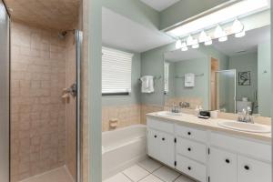 Un baño con dos lavabos, una bañera y una ducha. en Charming Lakefront Home Hot Tub, en Eagle Lake 27 fotos más