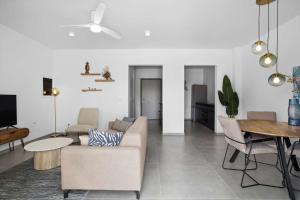 Μια τηλεόραση ή/και κέντρο ψυχαγωγίας στο Bonaire Beach Apartment 1 with communal pool and diving facilities