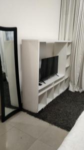 TV/trung tâm giải trí tại Luxury Room by the Sea Stunning View, King Bed, and Cozy Living Space - Room inside Apartment