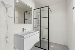 Ένα μπάνιο στο Bonaire Beach Apartment 2 with communal pool and diving facilities +24 φωτογραφίες