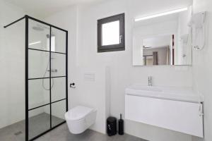 Koupelna v ubytování Bonaire Beach Apartment 4 with communal pool and diving facilities + 27 fotografií