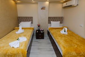 Letto o letti in una camera di PYRAMIDS guest house