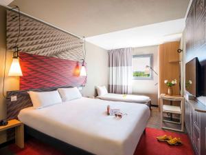 A bed or beds in a room at ibis Manosque Cadarache