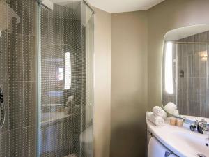 A bathroom at ibis Manosque Cadarache