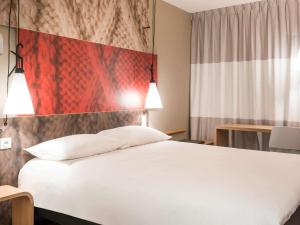 A bed or beds in a room at ibis Manosque Cadarache