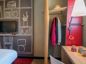 A television and/or entertainment centre at ibis Manosque Cadarache