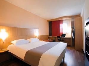 A television and/or entertainment centre at ibis Manosque Cadarache
