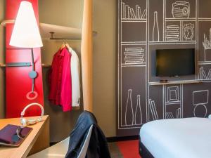 A television and/or entertainment centre at ibis Manosque Cadarache