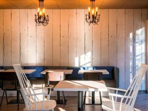 A seating area at ibis Manosque Cadarache
