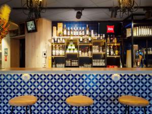 The lounge or bar area at ibis Manosque Cadarache