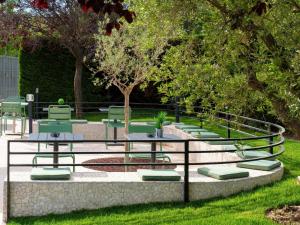 A garden outside ibis Manosque Cadarache