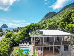 ein Haus mit Blick auf das Meer in der Unterkunft Villa Kaléna in Le Diamant