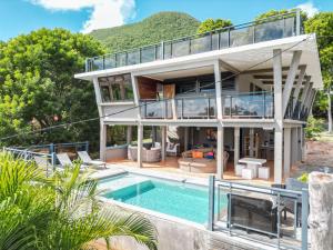 ein Bild von einem Haus mit einem Swimmingpool in der Unterkunft Villa Kaléna in Le Diamant