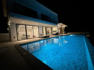 Πισίνα στο ή κοντά στο Maya 1 - Seaview Mordern Luxury