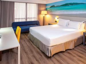 Postel nebo postele na pokoji v ubytování Novotel Florianopolis