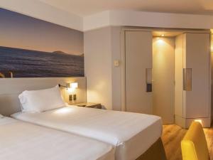 Postel nebo postele na pokoji v ubytování Novotel Florianopolis