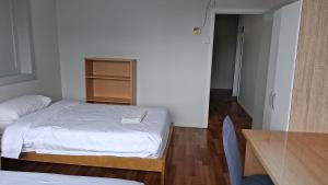 Ένα ή περισσότερα κρεβάτια σε δωμάτιο στο 5 Beds including 1 Double Bed, 2 single Beds, 2 Double Sofa Beds, Suite 4, 37 Totara Avenue, New Lynn +9 φωτογραφίες