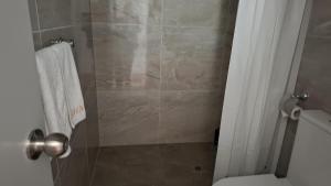 Ένα μπάνιο στο 5 Beds including 1 Double Bed, 2 single Beds, 2 Double Sofa Beds, Suite 4, 37 Totara Avenue, New Lynn