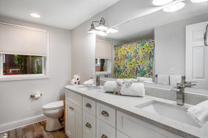 リホボスビーチにあるTown of Rehoboth Beach - 46 Delaware Aveの洗面台とトイレを備えた白いバスルーム +44枚の写真