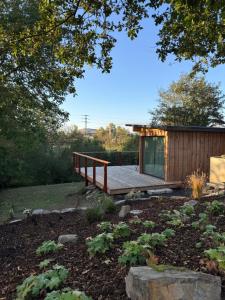 默尔斯多夫Chalet im Grünen的花园中带甲板的小小屋