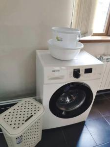 Una lavadora con un recipiente encima en Sweet Family Home in Yerevan, en Ereván