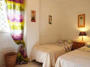 1 Schlafzimmer mit 2 Einzelbetten und einem Fenster in der Unterkunft Sunny apartment Aldea Del Mar near the sea in Torrevieja