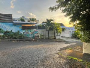 una casa con graffiti al lado de una calle en Tibo bas de villa NEUF accès mer, en Deshaies