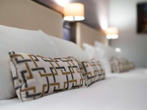 杜肯哈尔夫布莱克本Spa美居酒店客房内的一张或多张床位