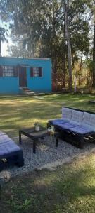 un banco y una mesa en un parque en EL DESPERTAR, en Nueva Palmira