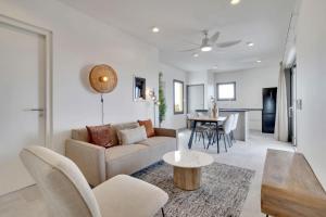 Posezení v ubytování Bonaire Beach Apartment 17 with communal pool and diving facilities