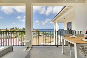 Balkón nebo terasa v ubytování Bonaire Beach Apartment 17 with communal pool and diving facilities