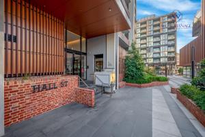an empty sidewalk in front of a building at WOW Self-Contained Apartment on Hall in Melbourne