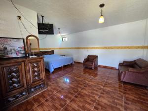 a room with a bed and a dresser and a chair at Posada del camino in Tlahuelilpan +13 photos