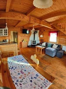 a living room with a couch and a table in a cabin at Osada Koniówka in Koniówka