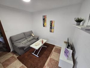 a living room with a couch and a table at Fabuloso apartamento en Ronda in Ronda
