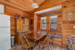 a dining room with a table and chairs in a cabin at Shasky Retreat in Dorrington +21 photos