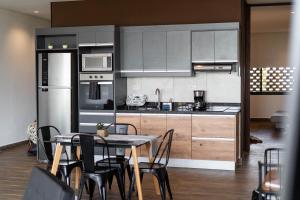 O bucătărie sau chicinetă la Spacious apartment with Style and Natural Light