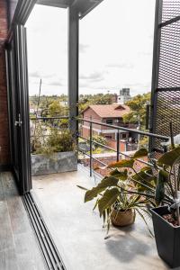 Un balcon sau o terasă la Spacious apartment with Style and Natural Light
