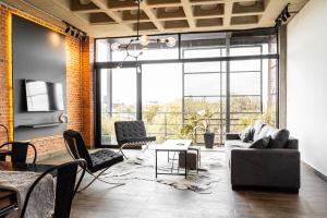 O zonă de relaxare la Spacious apartment with Style and Natural Light