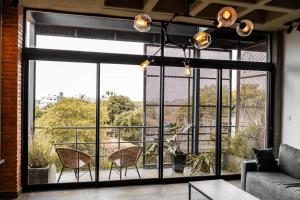 O zonă de relaxare la Spacious apartment with Style and Natural Light