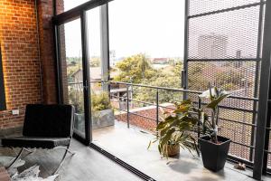 Un balcon sau o terasă la Spacious apartment with Style and Natural Light